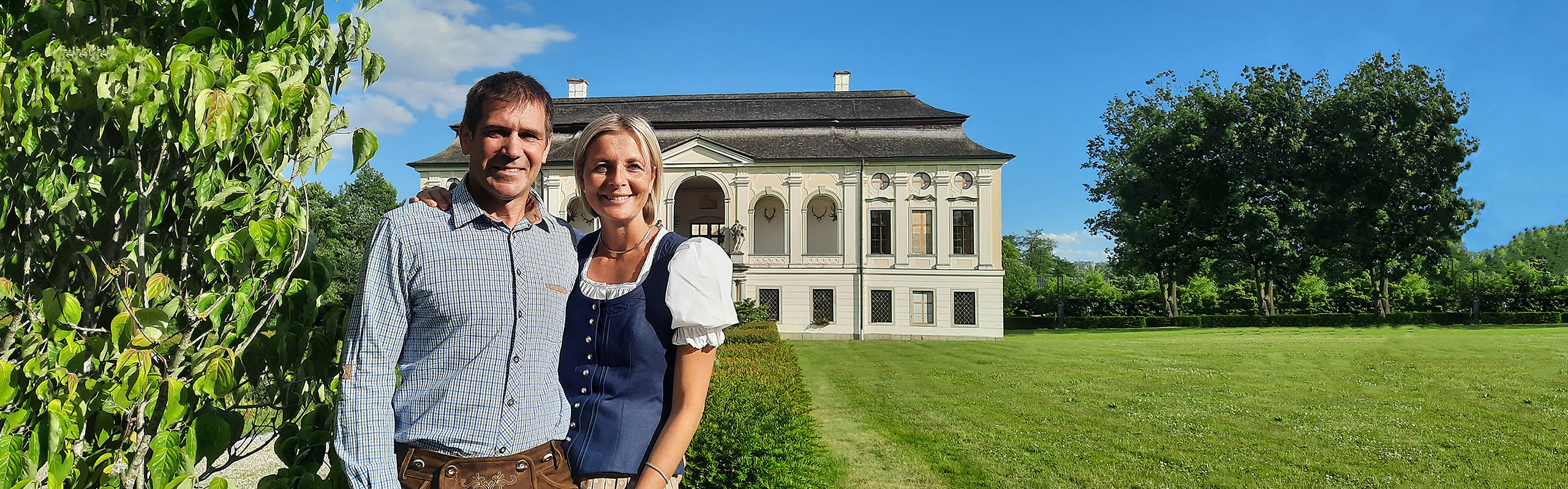 Gerald und Martina Berger vor dem Schloss Hohenbrunn