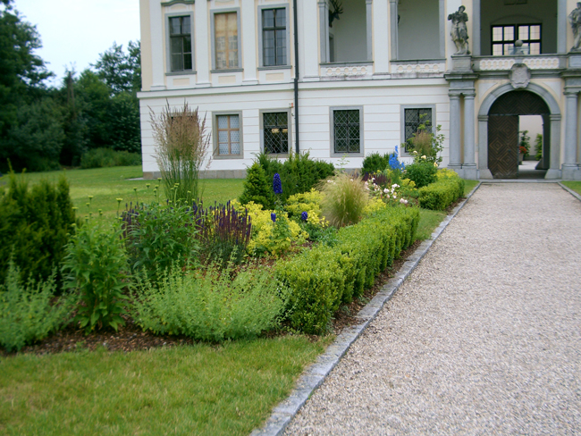 Schloss Hohenbrunn mit Vorgarten, Garten Berger, Vorgarten mit verschiedenen Blumen und Sträuchern