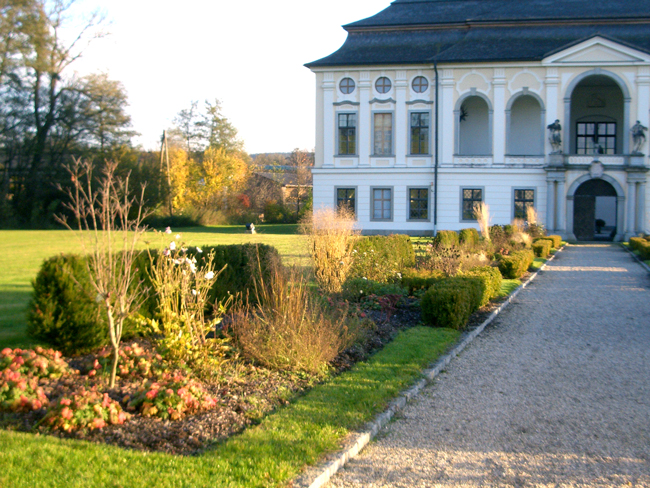 Schloss Hohenbrunn im Abendlicht, Sonnenschein, Garten Berger, Eingangsbereich Schloss Hohenbrunn