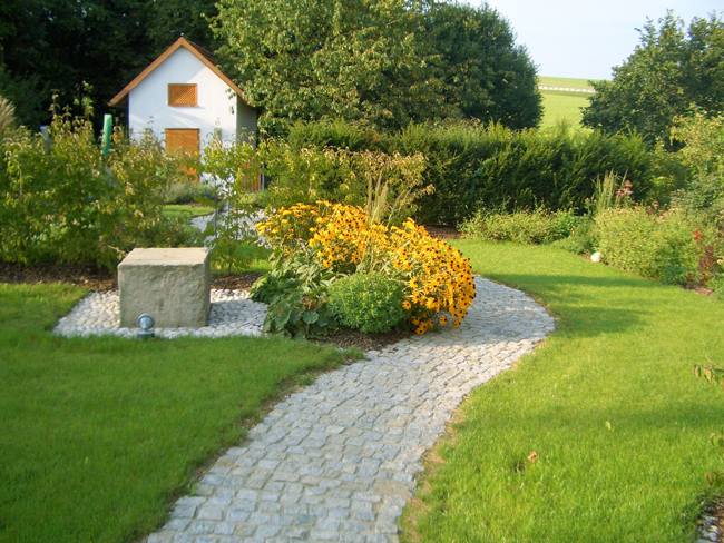 Gehweg zur Gartenhütte mit Pflastersteinen, Granitwürfel